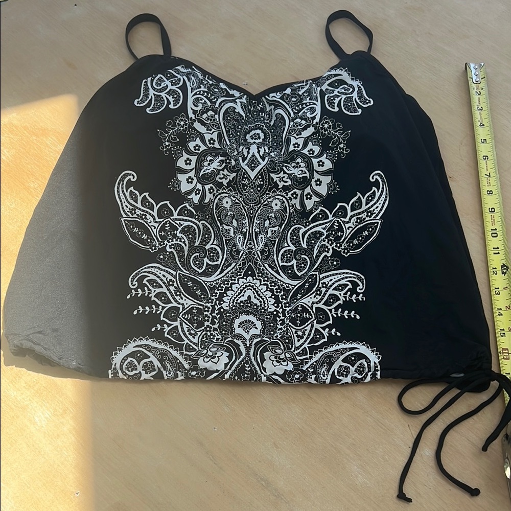 Black and White Patterned Women's swim Top